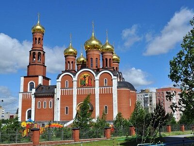 Храм Рождества Христова построен в 1993—1998 годах в Нижневартовске на средства прихожан, городской администрации, ТНК, Славнефти и др. Кресты и купола на храме покрыты сусальным золотом. В храме четыре престола. Главный – в честь Рождества Христова, северный – в честь новомучеников и исповедников российских, южный – в честь Калужской иконы Божией Матери. Нижний престольный храм освящен в честь Собора Иоанна Крестителя.