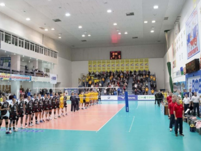 Зал международных встреч - домашняя арена волейбольного клуба высшей лиги "А" "Югра-Самотлор", бронзового призера чемпионатов России — 1993/94 и 1995/96 годов, а также обладатель Кубка России — 1993. По выступлениям за национальную сборную России известны игроки "Самотлора" Андрей Воронков, Станислав Динейкин, Александр Корнеев, Артём Ермаков, Александр Янутов, Евгений Сивожелез.