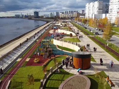 Набережная в Нижневартовске — место спорта и отдыха жителей и гостей города, проходит вдоль береговой линии Оби. Общая длина обустроенной набережной — около 6 километров. Набережная разделена на четыре тематические зоны: «Начало», «Романтика», «Эпоха» и «Современность». 