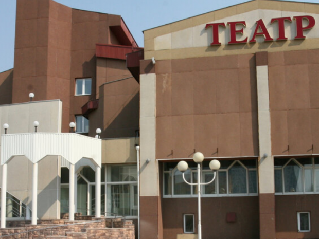 Городской драматический театр в Нижневартовске основан в 1985 году. За двадцать лет театральная студия при детском доме культуры выросла в Городской драматический театр. За все время существования было поставлено более 70 спектаклей. Театр много раз успешно принимал участие в российских, союзных и международных фестивалях