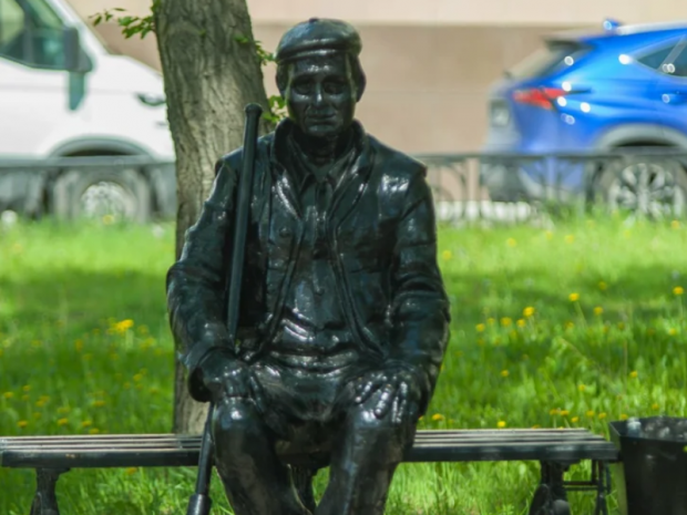 Памятник Дворнику установлен в центре Нижневартовска, рядом со Дворцом искусств. Скульптура весит около 300 килограммов и изготовлена в Челябинске.
