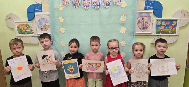 В группах "Любознайки" и "Почемучки" прошла выставка рисунков "Герб моей семьи".
Родители совместно с детьми сделали гербы своих семей, выражая самые ценные и важные для них аспекты семейной жизни. Эта выставка стала не только творческим мероприятием, но и возможностью подчеркнуть значение семьи, её тепла и поддержки, которые так важны для развития детей.